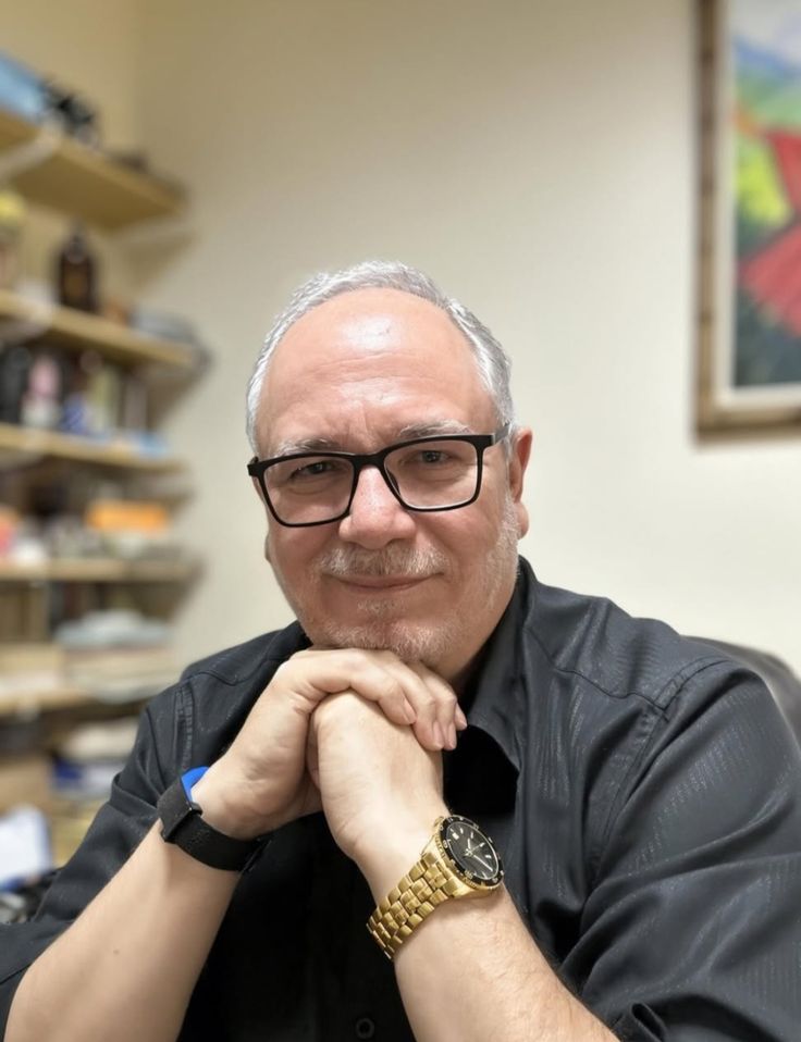 Carlos, 58 años, en su oficina en Miami