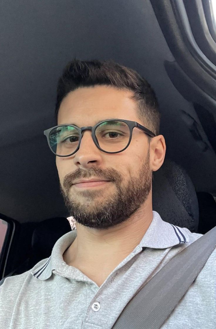 Diego, 29 años, en el asiento de su coche en Monterrey